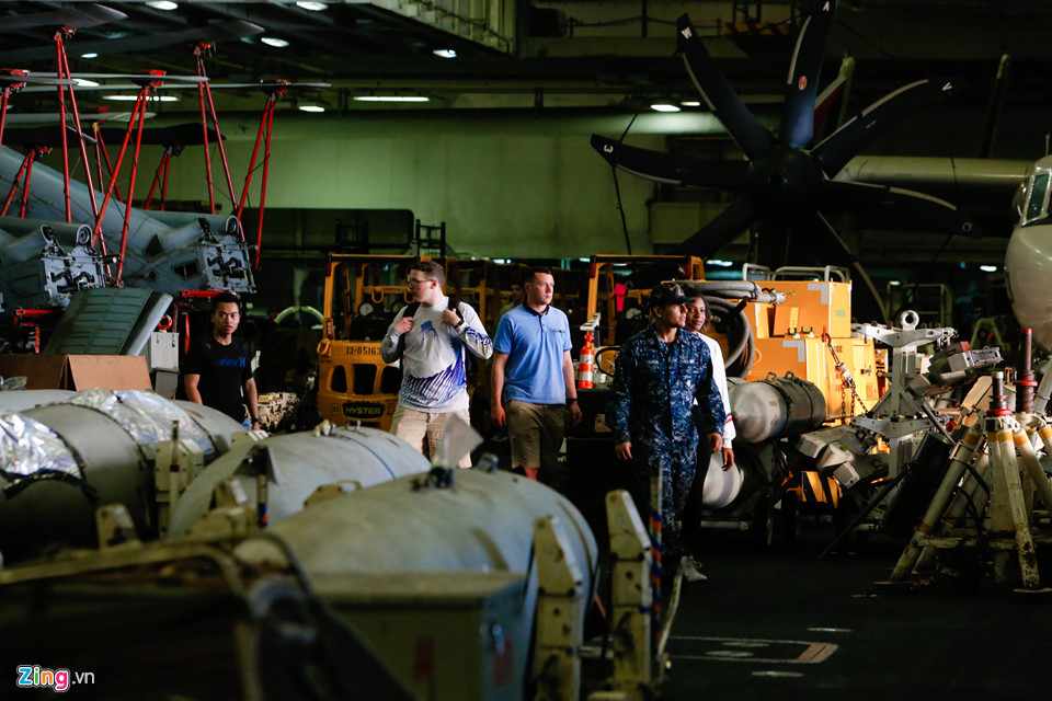 Thủy thủ gốc Việt và cuộc sống trên siêu tàu sân bay Mỹ